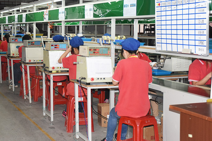 嚴格製作中的生（shēng）產人員