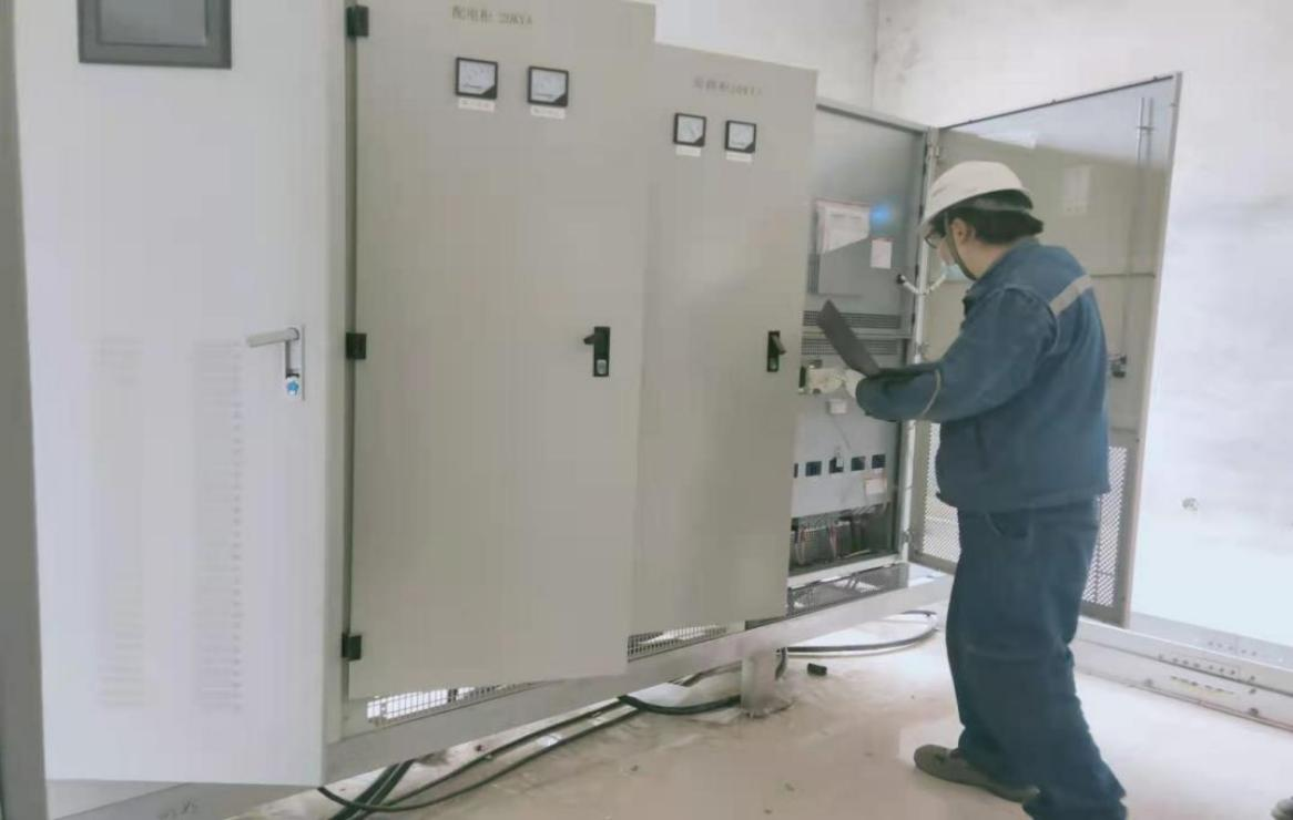 技術人員（yuán）旁路櫃開機驗收（shōu）圖